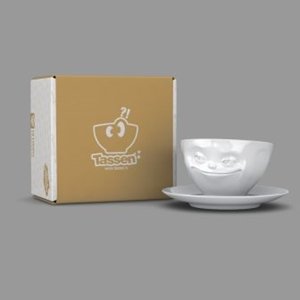 Tasse grinsend